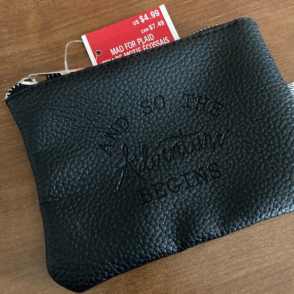 FREE WITH PURCHASE Small pouch - Picture 2 of 3